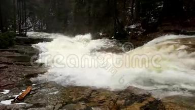快速流动。 山河满园寒泉水.. 倾斜的大石头和泡沫的冷<strong>水周</strong>围。 巨大的水的噪音。